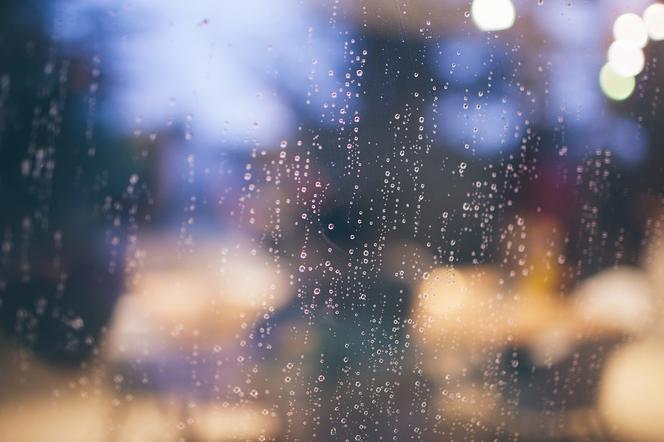 Padający deszcz za oknem