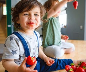 Jak pozbyć się plam z truskawek? Te babcine metody nie zawiodą