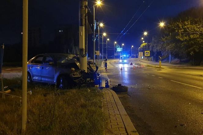 Samochód ROZTRZASKAŁ się na słupie! Kierowca NIE ŻYJE. Tragedia w Lublinie