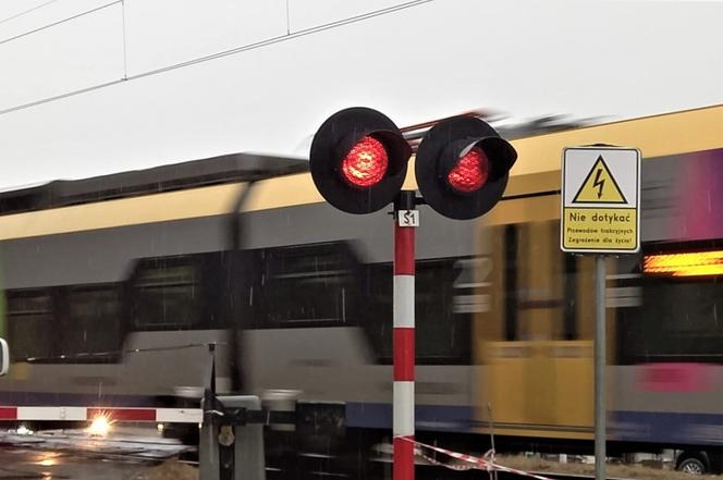 Zlekceważyła czerwone światło i zderzyła się z drezyną. Szokujące zachowanie 43-latki