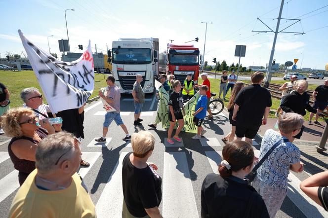 Protest mieszkańców w Letnicy. "Czarny pył do domu leci, tak się truje nasze dzieci" 