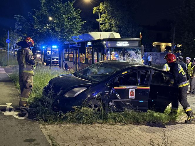 Dramatyczny wypadek we Włochach. Autobus zdzerzył się z osobówką