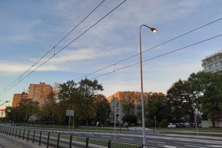 Tak się oszczędza prąd w Warszawie. Latarnie na Bródnie świecą się w biały dzień!