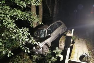 Poważny wypadek w Borkach. Samochód uderzył w barierę mostu i spadł do rowu [ZDJĘCIA]