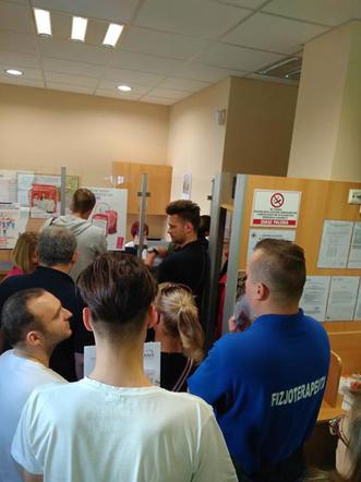 Protest fizjoterapeutów w Sosnowcu. "Od połowy maja idziemy masowo na zwolnienia!" [ZDJĘCIA]