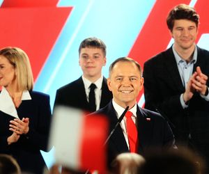 Marta Nawrocka na spacerze z córką i mężem