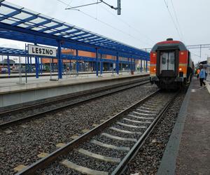 O której pojedzie pociąg z Leszna do Warszawy?