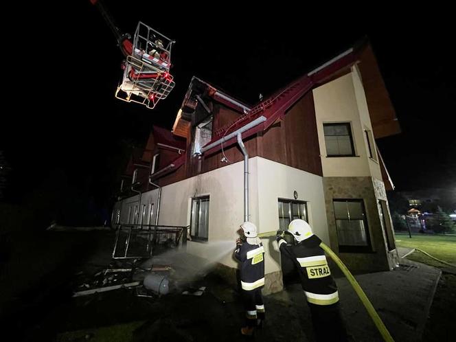 Piętnastu wychowanków Domu Dziecka uciekało przed płomieniami. Ogień zniszczył połowę budynku