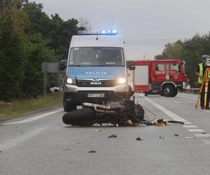 Śmiertelny wypadek pod Otwockiem. Motocyklista wjechał w przyczepkę samochodową. Zginął na miejscu