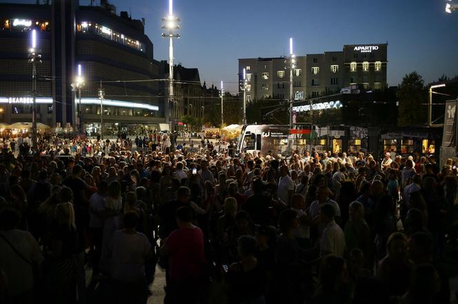 Potańcówka przed Teatrem Śląskim w Katowicach