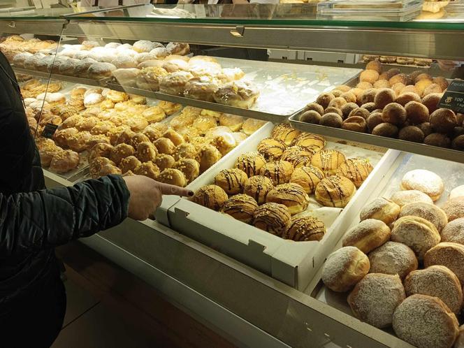 "Za czym kolejka ta stoi?" Na Pomorzu tłumy przed cukierniami! 