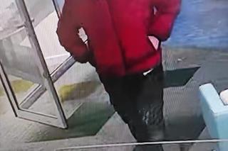 Poszukiwany mężczyzna w czerwonej kurtce! Napadł na bank w Koninie 