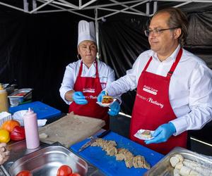 Marek Gróbarczyk serwuje burgery prosto z foodtracka 