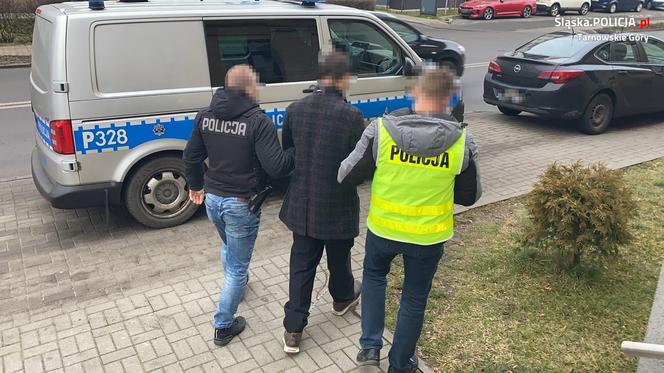 Nieprzytomna kobieta leżała na podłodze. Policjant wyjął broń służbową i strzelił w szybę, liczyła się każda sekunda