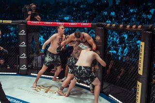PRIME MMA 14: Mariusz Wach odganiał się od nich jak od much! Zobacz zdjęcia z szalonej walki 1vs3
