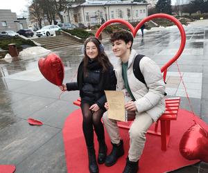 Walentynkowa rzeźba na Placu Artystów w Kielcach