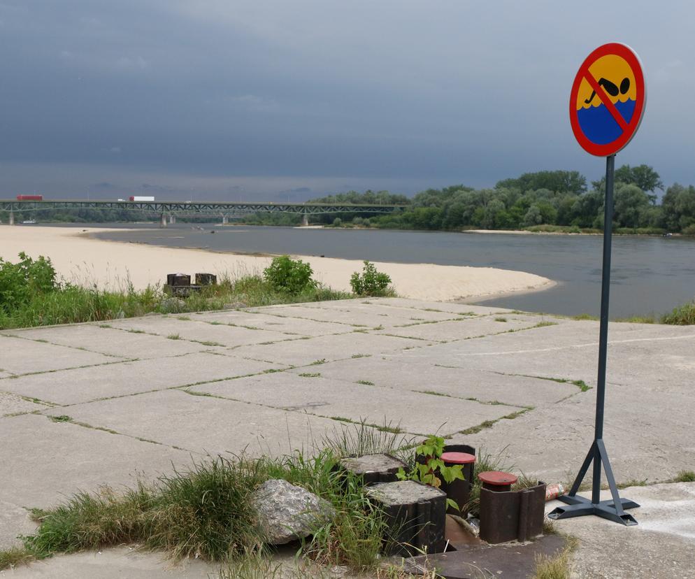 Na plaży w Górze Kalwarii stanął znak zakazu pływania. Szkoda, że po tragedii