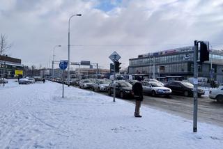 Korki, ślizgawki na jezdniach i zaśnieżone chodniki. Opady śniegu sparaliżowały Wrocław [AUDIO]