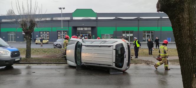 Wypadek w Skarżysku-Kamiennej. Samochód zderzył się z drzewem!