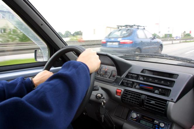 Wyprzedzanie z prawej strony. Kiedy jest dozwolone, co mówią przepisy