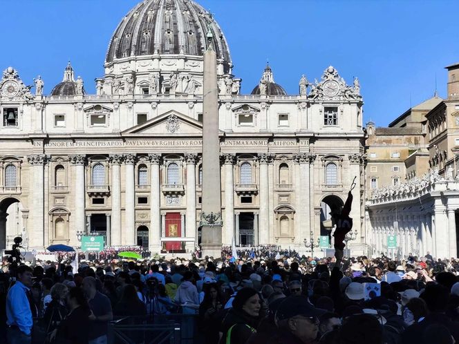 Ostatnie chwile przed pogrzebem Franciszka. Tłumy wiernych na pl. św. Piotra
