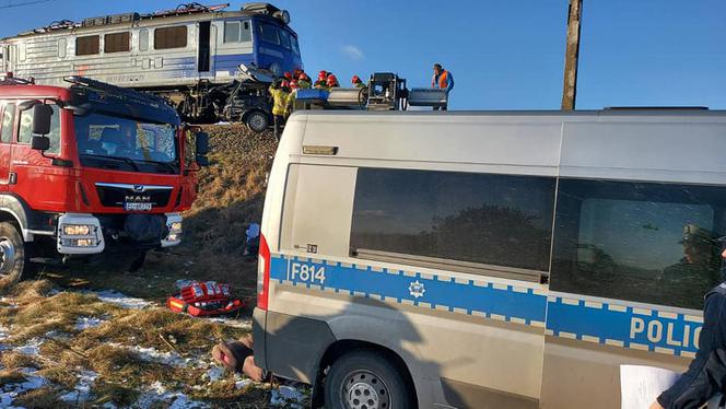 Śmiertelny wypadek w Michałowie pod Kutnem. Zderzenie auta z pociągiem
