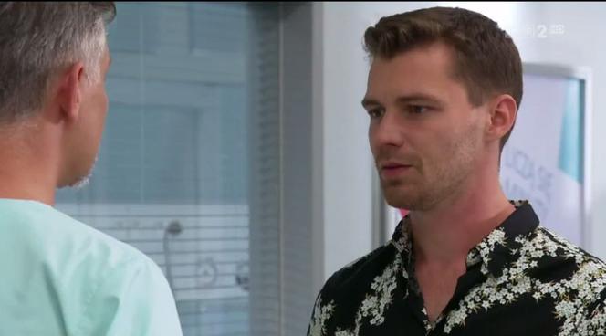 Barwy szczęścia, odcinek 1981. Darek (Andrzej Niemyt), lekarz (Błażej Wójcik)