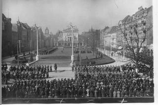 Tak kiedyś wyglądały uroczystości i manifestacje na placu Wolności w Poznaniu