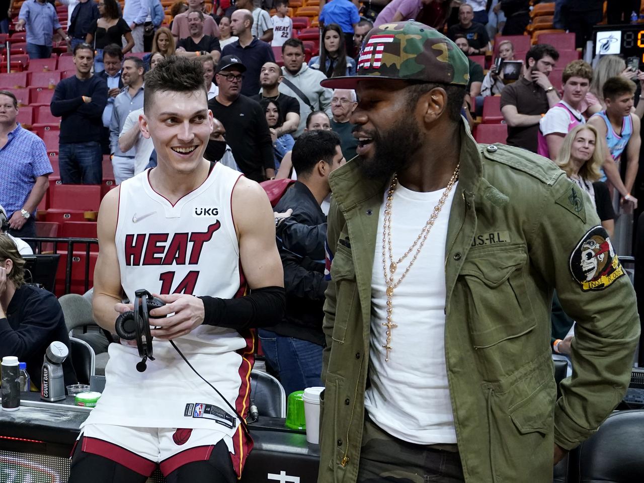 Floyd Mayweather Jr. zarobił grube miliony. Zabawił się podczas pokazowej walki