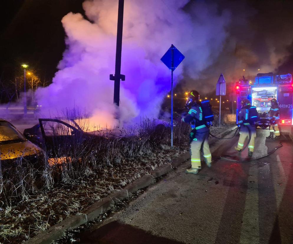 Samochód połonął jak pochodnia. Obok stały zaparkowane inne auta
