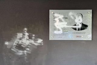Wandale zniszczyli tablicę Pawła Adamowicza i wulgarnie obrazili prezydentkę miasta