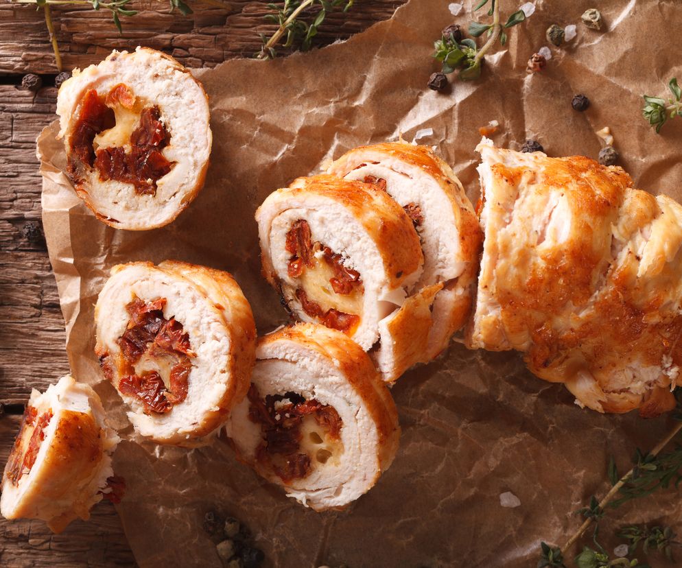 Roladki z kurczaka z serem i suszonymi pomidorami