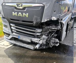 Wypadek w Chełmie Śląskim. Kierowca wjechał pod ciężarówkę