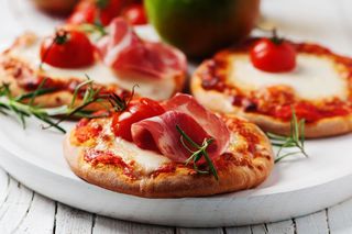 Bez drożdży, wyrabiania i czekania. Błyskawiczne pizzerinki zrobisz w 15 minut 