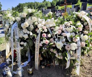 Pogrzeb Justyny i Zbigniewa. Ich groby utonęły w białych kwiatach
