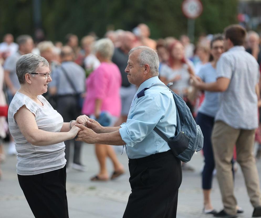 Potańcówki przed Teatrem Śląskim w Katowicach. Roztańczony Wyspiański porwał tłumy