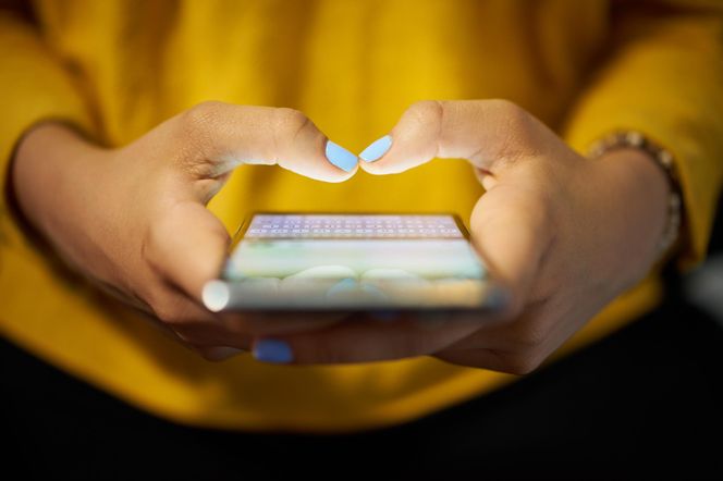 Chcesz jak najdłużej mieć piękną i zdrową skórę? Uważaj na smartfona