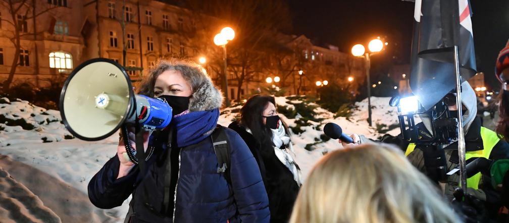 Trwa Strajk Kobiet 20.01.2021. Protest przeniósł się przed Sejm 