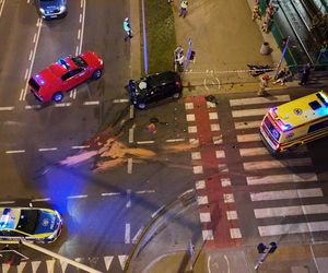 Auto spadło z kilku metrów na tory tramwajowe w Warszawie