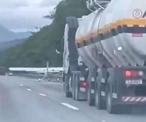 Samolot lądował na zatłoczonej trasie między autami! Wideo mrozi krew w żyłach