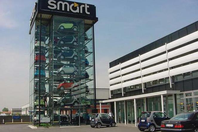 Parking automatyczny - gigantyczna przeszklona witryna salonu samochodowego Audi