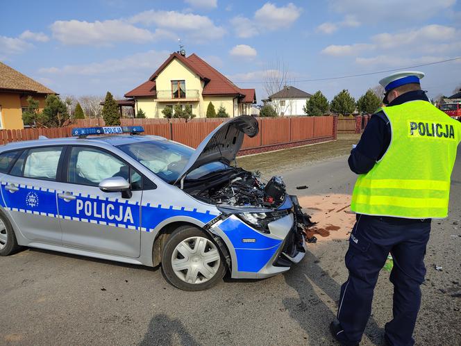 Pijany 21-latek huknął seatem czołowo w radiowóz. Dwóch policjantów trafiło do szpitala