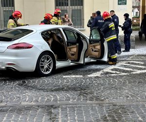 Porsche Panamera w ogniu! Pożar luksusowego auta w centrum Warszawy