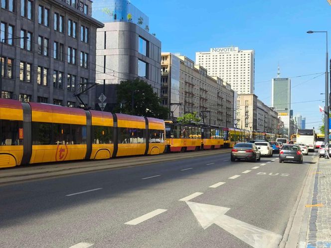 Zderzenie tramwajów w centrum Warszawy. 13 osób rannych, ruch tramwajowy wstrzymany