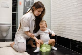 Wczesne odpieluchowanie. Korzyść czy ryzyko? Wyjaśniamy dylemat rodziców