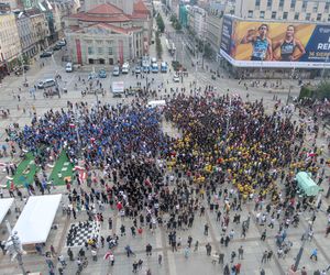 Protest przeciwko imigrantom.Tysiące kibiciów na ulicach Katowic