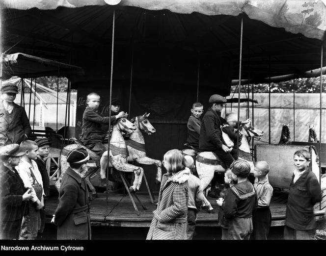 Dzieci na karuzeli w Siemianowicach Śląskich. Rok 1931