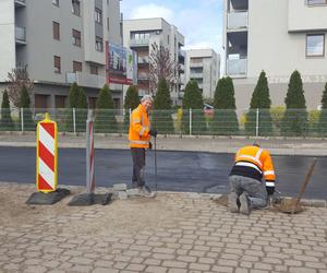 Kończy się przebudowa odcinka Dożynkowej w Lesznie. Drogowcy wylewają dziś asfalt na jezdni 