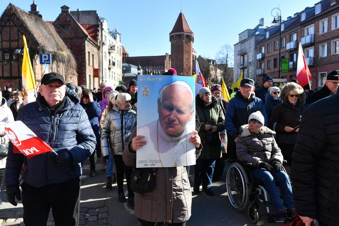 Tysiące osób na Marszu Wdzięczności za  Jana Pawła II w Gdańsku 