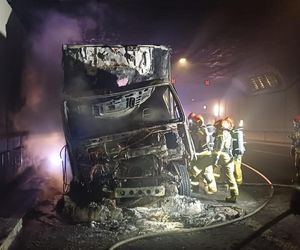 Pożar w tunelu POW w Warszawie. Płonąca ciężarówka sparaliżowała ruch na kilka godzin